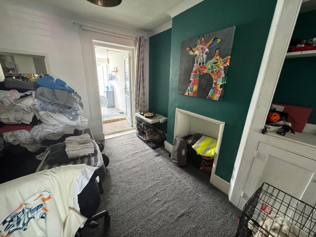 Lot: 107 - BAY-FRONTED FREEHOLD HOUSE FOR INVESTMENT - Dining room area